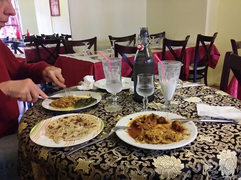 Naan Du Riz Avec Fu Poulet Au Cirry